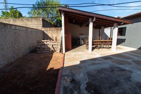Casa à venda com 166m², 3 quartos e 2 vagas Casa à venda com 166m², 3 quartos e 2 vagasÁREA EXTERNA FUNDOS