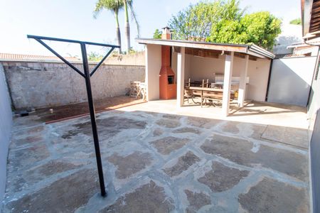 Casa à venda com 166m², 3 quartos e 2 vagas Casa à venda com 166m², 3 quartos e 2 vagasÁREA EXTERNA FUNDOS