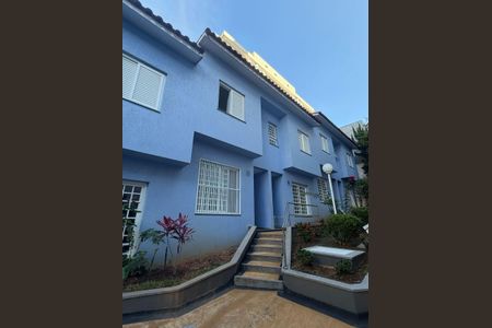 Casa de condomínio à venda com 215m², 3 quartos e 2 vagas Casa de condomínio à venda com 215m², 3 quartos e 2 vagasFachada