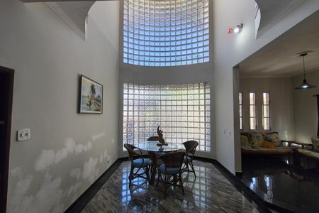 Casa para alugar com 270m², 4 quartos e 4 vagas Casa para alugar com 270m², 4 quartos e 4 vagasSala