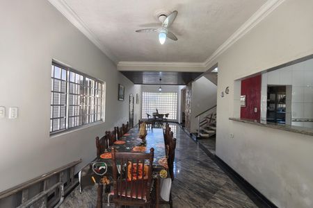 Casa para alugar com 270m², 4 quartos e 4 vagas Casa para alugar com 270m², 4 quartos e 4 vagasSala