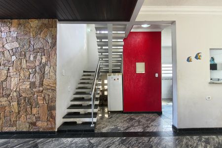 Casa para alugar com 270m², 4 quartos e 4 vagas Casa para alugar com 270m², 4 quartos e 4 vagasEscadas