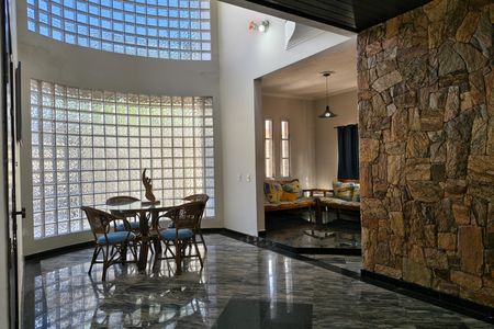 Casa para alugar com 270m², 4 quartos e 4 vagas Casa para alugar com 270m², 4 quartos e 4 vagasSala