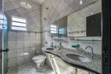 Casa para alugar com 270m², 4 quartos e 4 vagas Casa para alugar com 270m², 4 quartos e 4 vagasBanheiro da Suíte 2