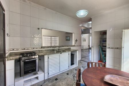 Casa para alugar com 270m², 4 quartos e 4 vagas Casa para alugar com 270m², 4 quartos e 4 vagasCozinha