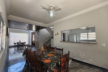 Casa para alugar com 270m², 4 quartos e 4 vagas Casa para alugar com 270m², 4 quartos e 4 vagasSala