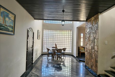 Casa para alugar com 270m², 4 quartos e 4 vagas Casa para alugar com 270m², 4 quartos e 4 vagasSala