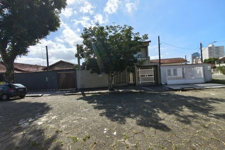 Casa para alugar com 270m², 4 quartos e 4 vagas Casa para alugar com 270m², 4 quartos e 4 vagasFachada