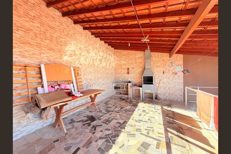 Casa à venda com 160m², 3 quartos e 2 vagasSacada com churrasqueira (piso superior)