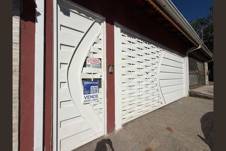 Casa à venda com 160m², 3 quartos e 2 vagasFachada com plaquinha instalada