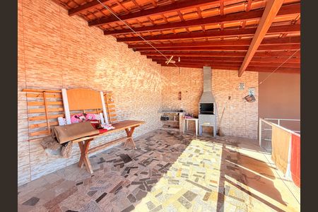 Casa à venda com 160m², 3 quartos e 2 vagasSacada com churrasqueira (piso superior)