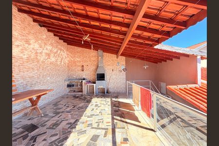 Casa à venda com 160m², 3 quartos e 2 vagasSacada com churrasqueira (piso superior)
