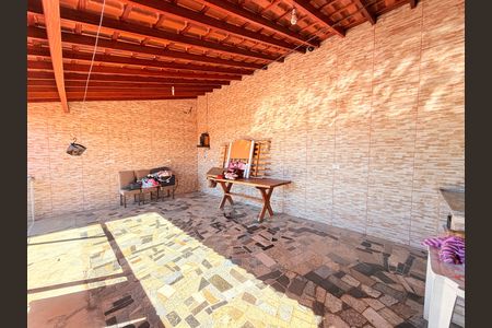 Casa à venda com 160m², 3 quartos e 2 vagasSacada com churrasqueira (piso superior)