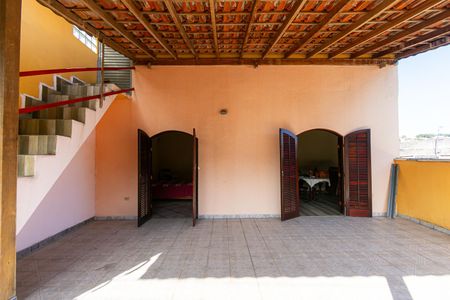 Casa à venda com 120m², 5 quartos e 4 vagas Casa à venda com 120m², 5 quartos e 4 vagasVaranda