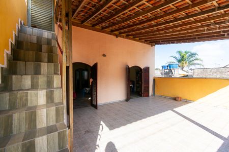 Casa à venda com 120m², 5 quartos e 4 vagas Casa à venda com 120m², 5 quartos e 4 vagasVaranda