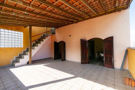 Casa à venda com 120m², 5 quartos e 4 vagas Casa à venda com 120m², 5 quartos e 4 vagasVaranda