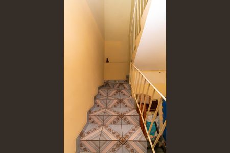 Casa à venda com 120m², 5 quartos e 4 vagas Casa à venda com 120m², 5 quartos e 4 vagasEscada