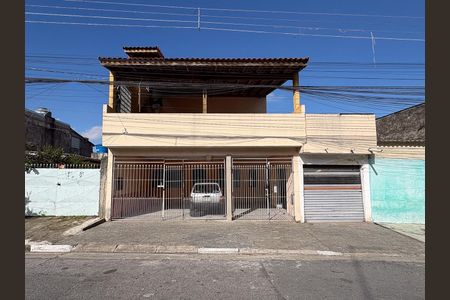 Casa à venda com 120m², 5 quartos e 4 vagas Casa à venda com 120m², 5 quartos e 4 vagasFachada