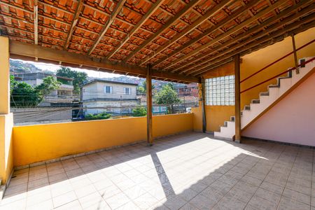 Casa à venda com 120m², 5 quartos e 4 vagas Casa à venda com 120m², 5 quartos e 4 vagasVaranda
