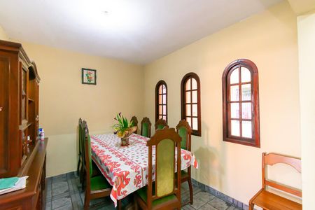 Casa à venda com 120m², 5 quartos e 4 vagas Casa à venda com 120m², 5 quartos e 4 vagasSala de Jantar