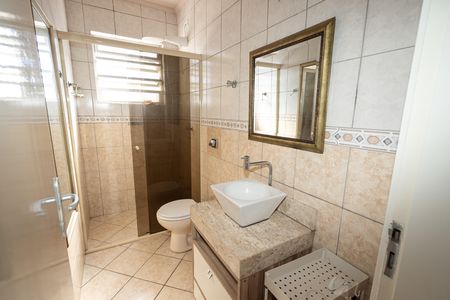Banheiro de apartamento à venda com 2 quartos, 69m² em Vila Ipiranga, Porto Alegre
