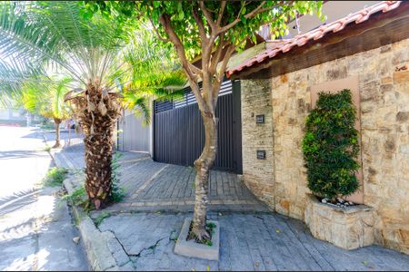 Casa à venda com 165m², 3 quartos e 2 vagas Casa à venda com 165m², 3 quartos e 2 vagasFachada