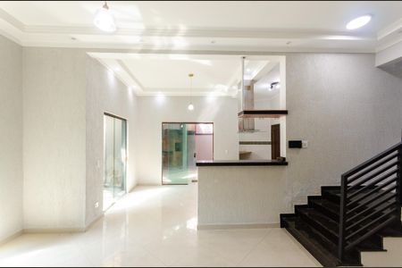 Casa à venda com 165m², 3 quartos e 2 vagas Casa à venda com 165m², 3 quartos e 2 vagasSala de jantar