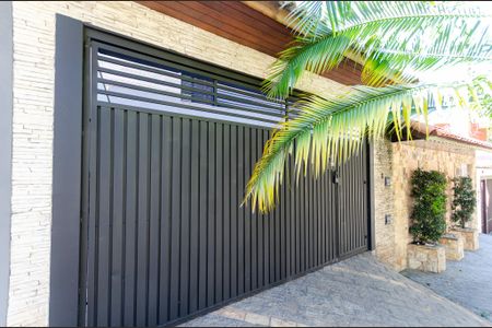 Casa à venda com 165m², 3 quartos e 2 vagas Casa à venda com 165m², 3 quartos e 2 vagasFachada