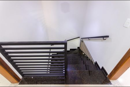 Casa à venda com 165m², 3 quartos e 2 vagas Casa à venda com 165m², 3 quartos e 2 vagasEscada