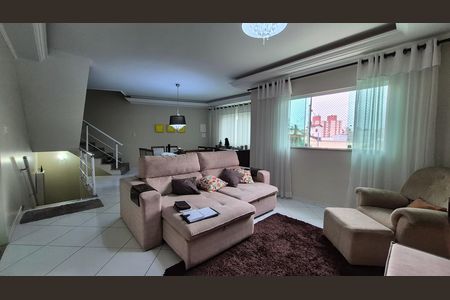Casa à venda com 151m², 3 quartos e 4 vagas Casa à venda com 151m², 3 quartos e 4 vagasSala