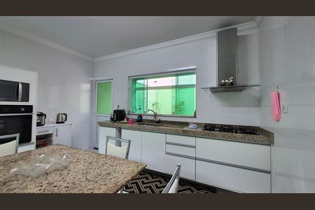 Casa à venda com 151m², 3 quartos e 4 vagas Casa à venda com 151m², 3 quartos e 4 vagasCozinha