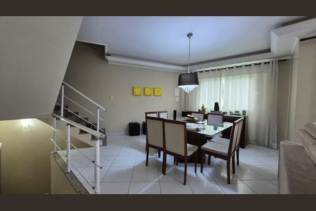 Casa à venda com 151m², 3 quartos e 4 vagas Casa à venda com 151m², 3 quartos e 4 vagasSala