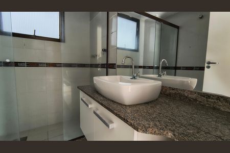 Apartamento à venda com 180m², 3 quartos e 2 vagas Apartamento à venda com 180m², 3 quartos e 2 vagasBanheiro da Suíte