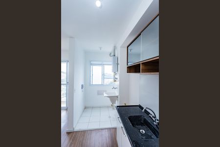 Sala, cozinha e área de serviço de apartamento para alugar com 2 quartos, 38m² em Vila Jaraguá, São Paulo