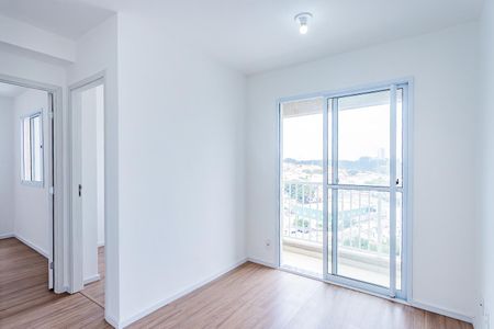 Sala, cozinha e área de serviço de apartamento para alugar com 2 quartos, 38m² em Vila Jaraguá, São Paulo