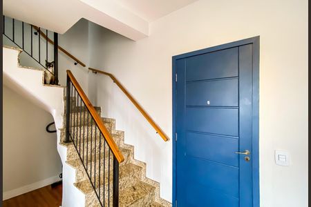 Apartamento à venda com 100m², 2 quartos e 1 vaga Apartamento à venda com 100m², 2 quartos e 1 vagaEscada