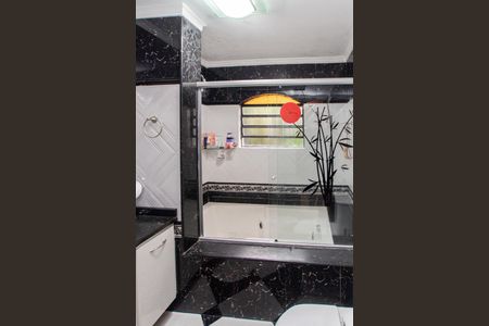 Casa à venda com 326m², 2 quartos e 6 vagasBanheiro da Suíte 2