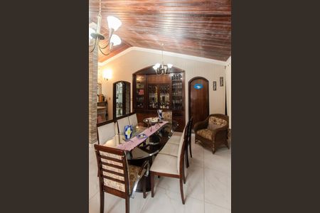 Casa à venda com 326m², 2 quartos e 6 vagasSala