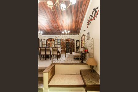 Casa à venda com 326m², 2 quartos e 6 vagasSala