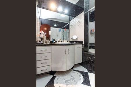 Casa à venda com 326m², 2 quartos e 6 vagasBanheiro da Suíte 2