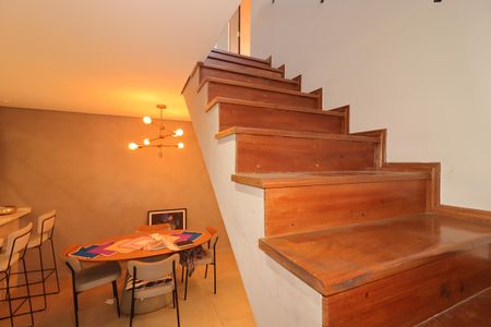 Casa para alugar com 205m², 3 quartos e 3 vagasEscada para o segundo piso