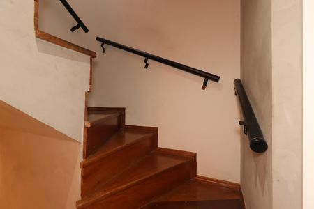 Casa para alugar com 205m², 3 quartos e 3 vagasEscada para o segundo piso