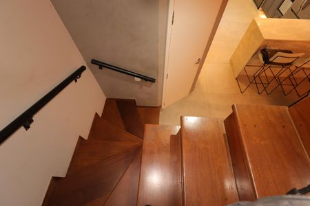 Casa para alugar com 205m², 3 quartos e 3 vagasEscada para o segundo piso