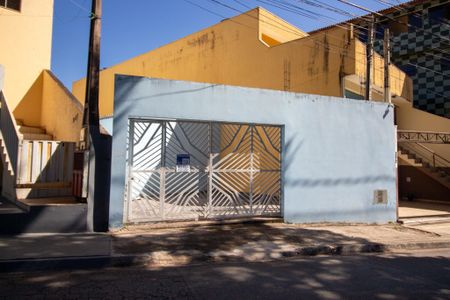 Casa para alugar com 75m², 2 quartos e 3 vagas Casa para alugar com 75m², 2 quartos e 3 vagasFachada