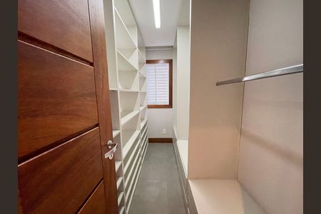 Apartamento à venda com 200m², 2 quartos e 3 vagas Apartamento à venda com 200m², 2 quartos e 3 vagasCloset da suíte