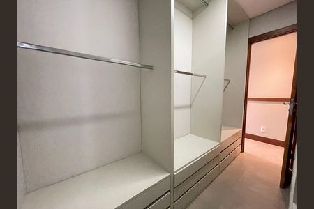 Apartamento à venda com 200m², 2 quartos e 3 vagas Apartamento à venda com 200m², 2 quartos e 3 vagasCloset da suíte