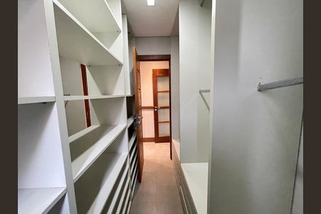 Apartamento à venda com 200m², 2 quartos e 3 vagas Apartamento à venda com 200m², 2 quartos e 3 vagasCloset da suíte