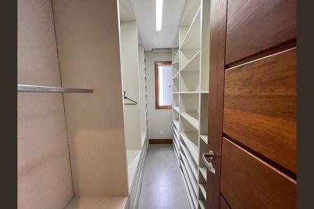 Apartamento à venda com 200m², 2 quartos e 3 vagas Apartamento à venda com 200m², 2 quartos e 3 vagasCloset da suíte