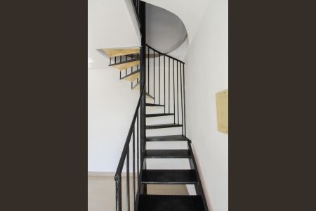 Apartamento à venda com 99m², 2 quartos e 1 vaga Apartamento à venda com 99m², 2 quartos e 1 vagaEscada