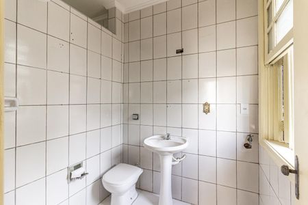 Banheiro de kitnet/studio para alugar com 1 quarto, 49m² em República, São Paulo